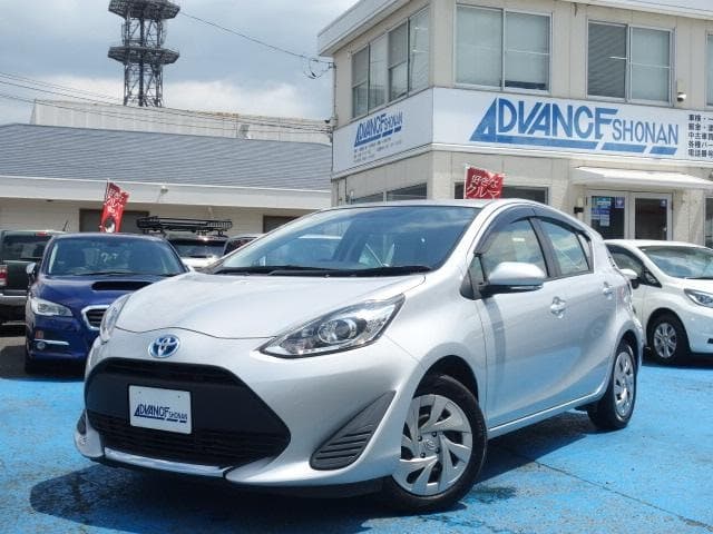 2021 Toyota AQUA Silver, 61,930 km, Japan export – photo 1