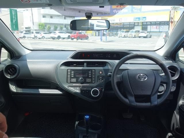 2021 Toyota AQUA Silver, 61,930 km, Japan export – photo 9