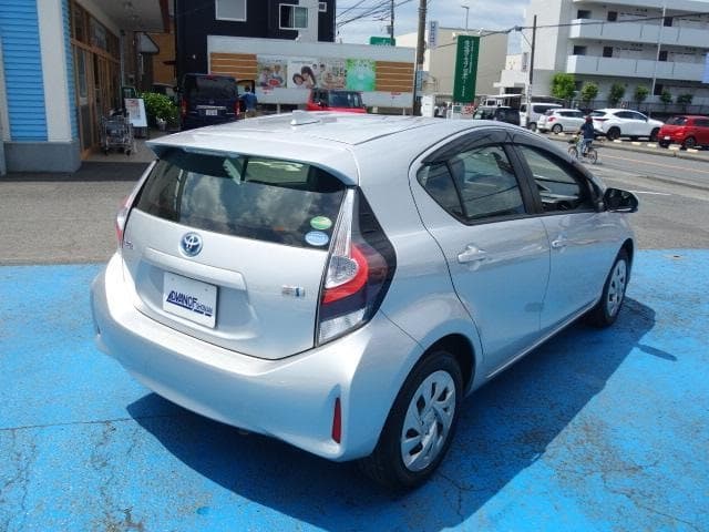 2021 Toyota AQUA Silver, 61,930 km, Japan export – photo 6