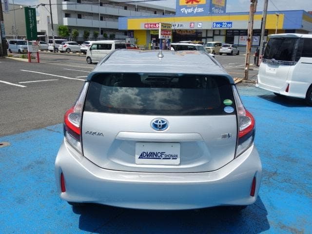 2021 Toyota AQUA Silver, 61,930 km, Japan export – photo 7