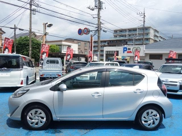 2021 Toyota AQUA Silver, 61,930 km, Japan export – photo 5