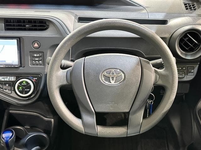 2021 Toyota AQUA Silver, 84,000 km, Japan export – photo 3