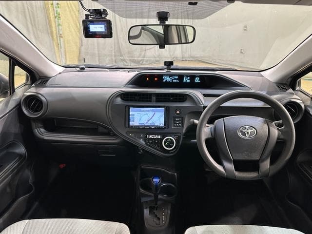 2021 Toyota AQUA Silver, 84,000 km, Japan export – photo 2