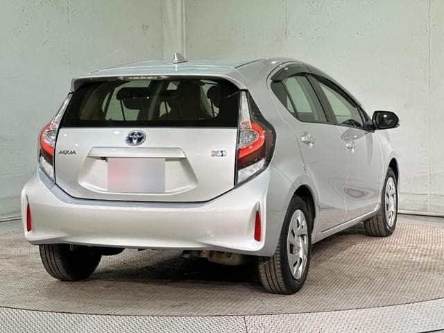 2021 Toyota AQUA Silver, 84,000 km, Japan export – photo 15