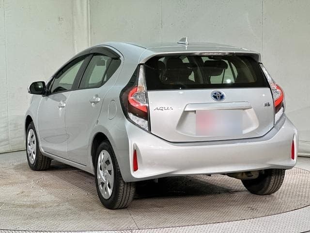 2021 Toyota AQUA Silver, 84,000 km, Japan export – photo 17