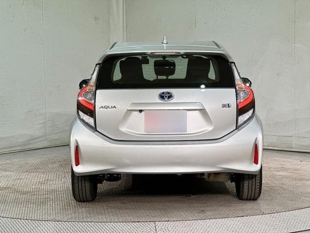 2021 Toyota AQUA Silver, 84,000 km, Japan export – photo 16