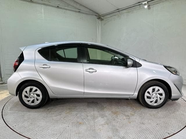 2021 Toyota AQUA Silver, 84,000 km, Japan export – photo 14
