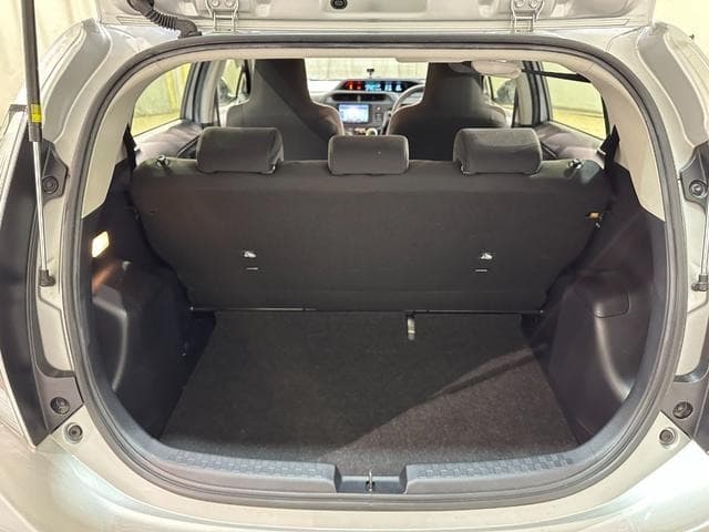 2021 Toyota AQUA Silver, 84,000 km, Japan export – photo 18
