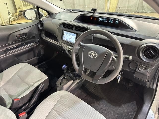 2021 Toyota AQUA Silver, 84,000 km, Japan export – photo 20