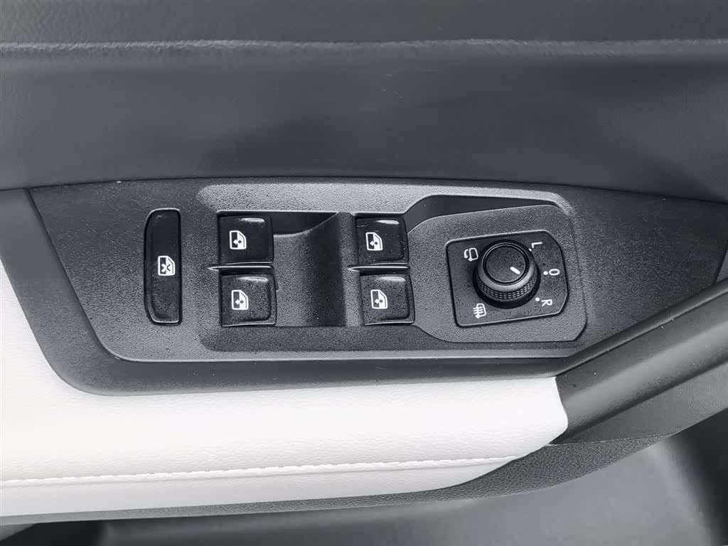 2023 Volkswagen Lavida White, 18,700 km, China export – photo 9
