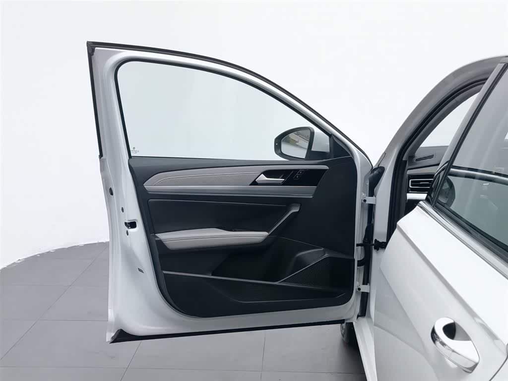 2023 Volkswagen Lavida White, 18,700 km, China export – photo 8