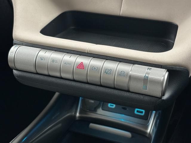 2025 BYD DOLPHIN White, 59 km, Japan export – photo 7