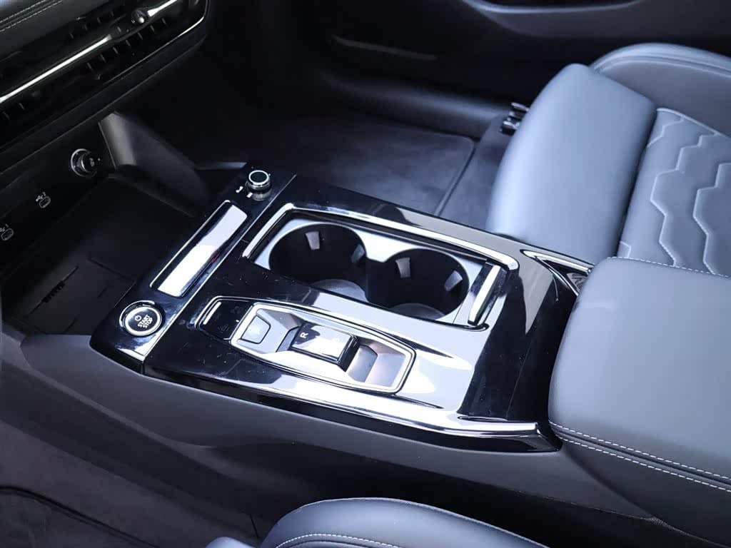 2025 Audi Q6L e-tron Black, 17,600 km, China export – photo 12