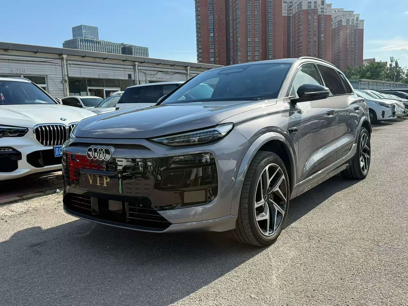 2025 Audi Q6L e-tron 银灰色, 9,000 km, China export – photo 1