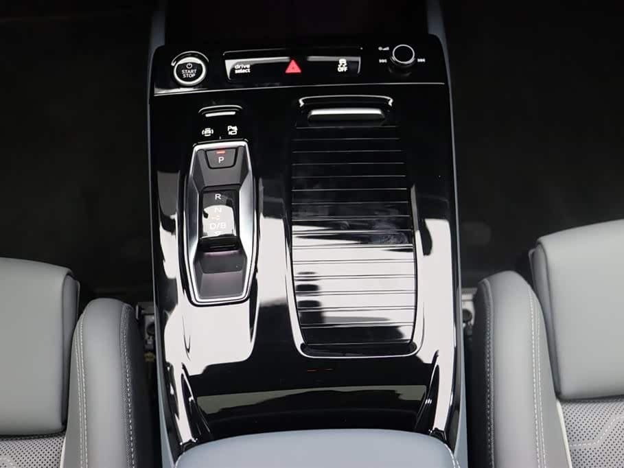 2025 Audi Q6L e-tron Red, 16,500 km, China export – photo 9