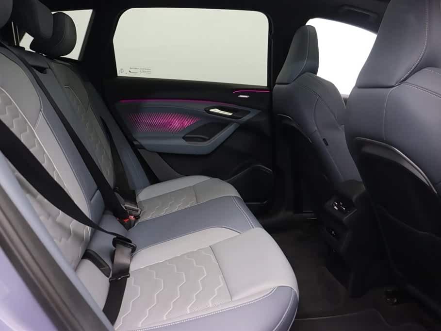 2025 Audi Q6L e-tron Red, 16,500 km, China export – photo 15
