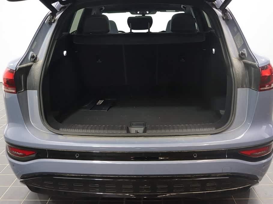 2025 Audi Q6L e-tron Red, 16,500 km, China export – photo 16