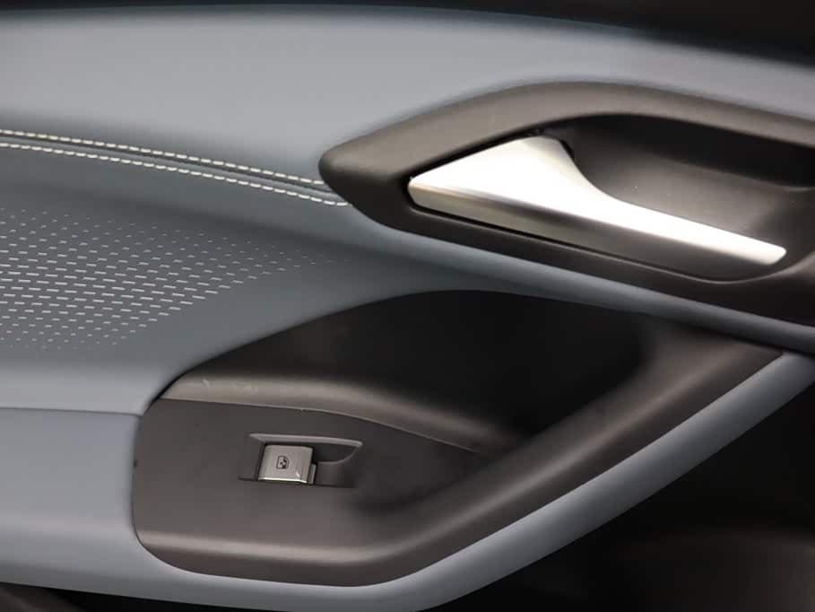 2025 Audi Q6L e-tron Red, 16,500 km, China export – photo 18