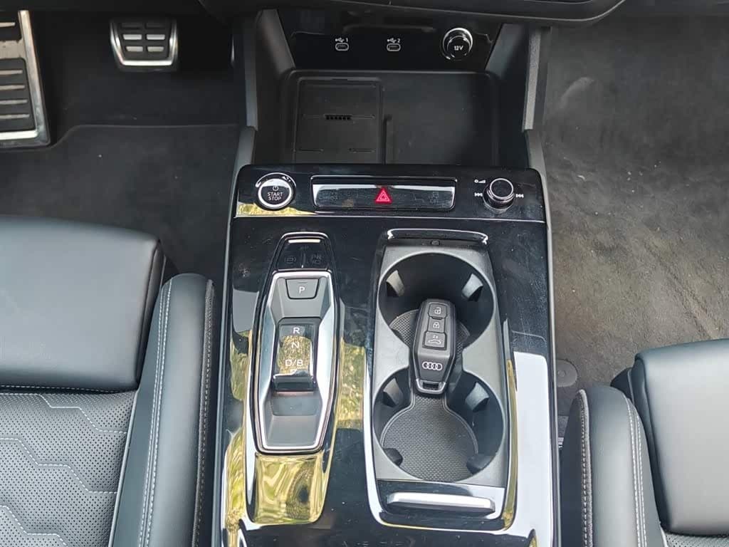 2025 Audi Q6L e-tron White, 7,000 km, China export – photo 13