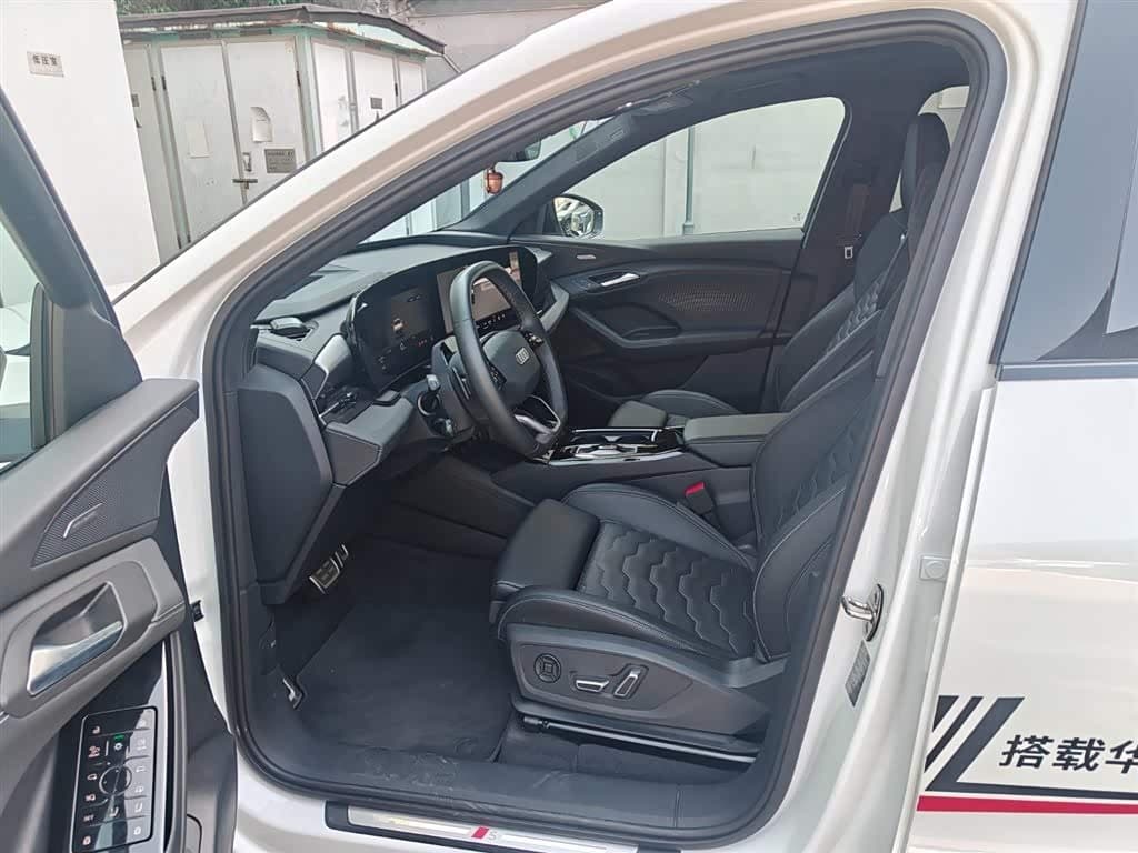 2025 Audi Q6L e-tron White, 7,000 km, China export – photo 8