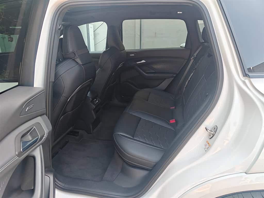 2025 Audi Q6L e-tron White, 7,000 km, China export – photo 9