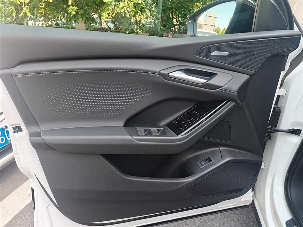 2025 Audi Q6L e-tron White, 7,000 km, China export – photo 12