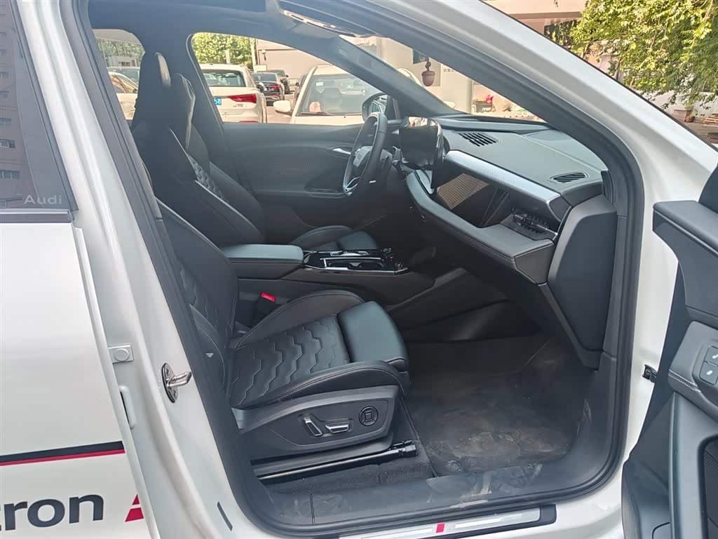 2025 Audi Q6L e-tron White, 7,000 km, China export – photo 10