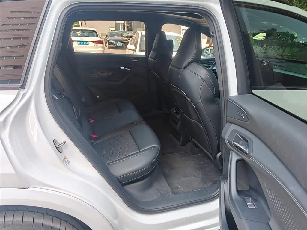 2025 Audi Q6L e-tron White, 7,000 km, China export – photo 11