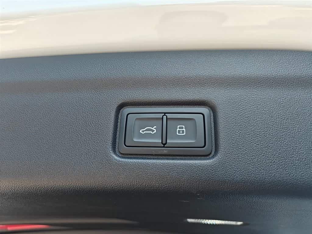 2025 Audi Q6L e-tron White, 7,000 km, China export – photo 15