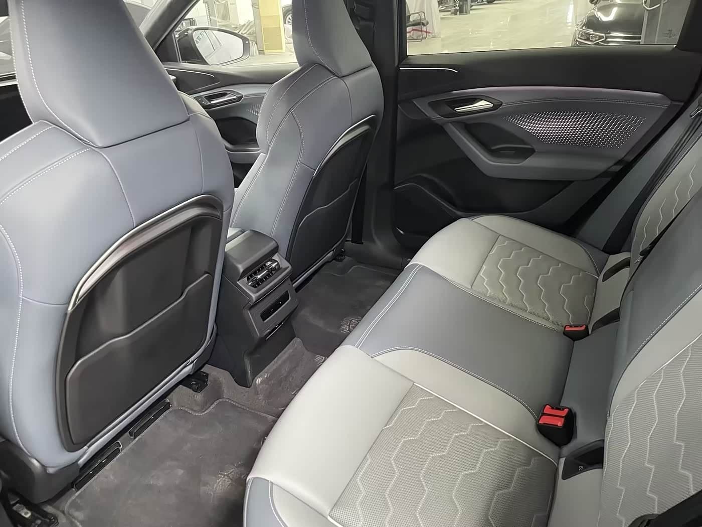 2025 Audi Q6L e-tron 银灰色, 8,000 km, China export – photo 13