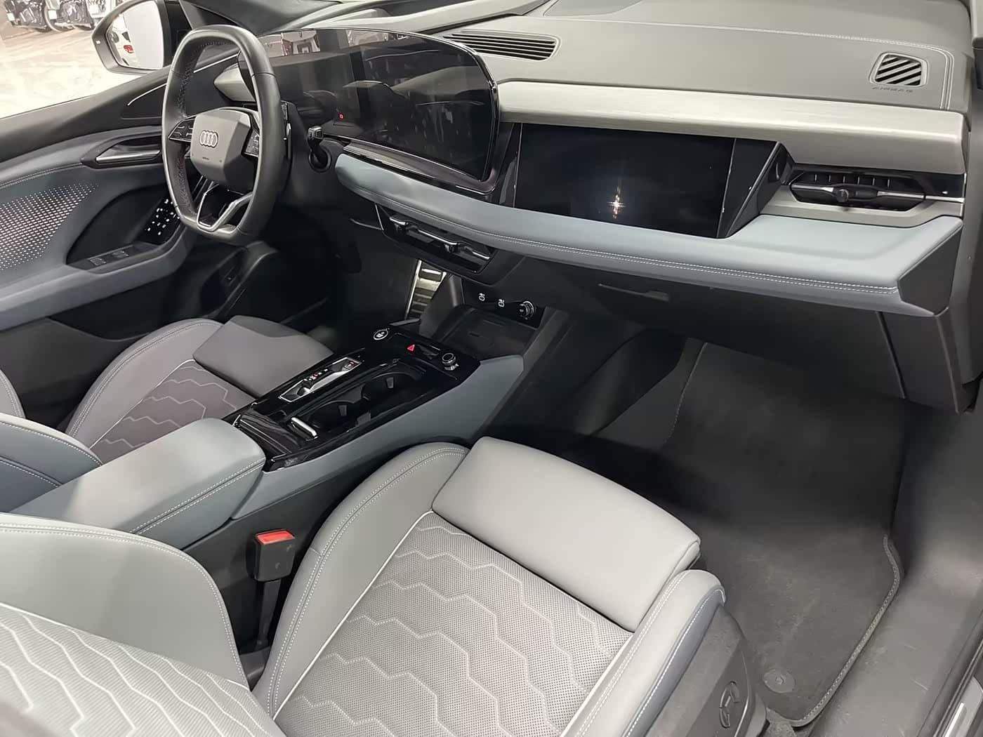 2025 Audi Q6L e-tron 银灰色, 8,000 km, China export – photo 11