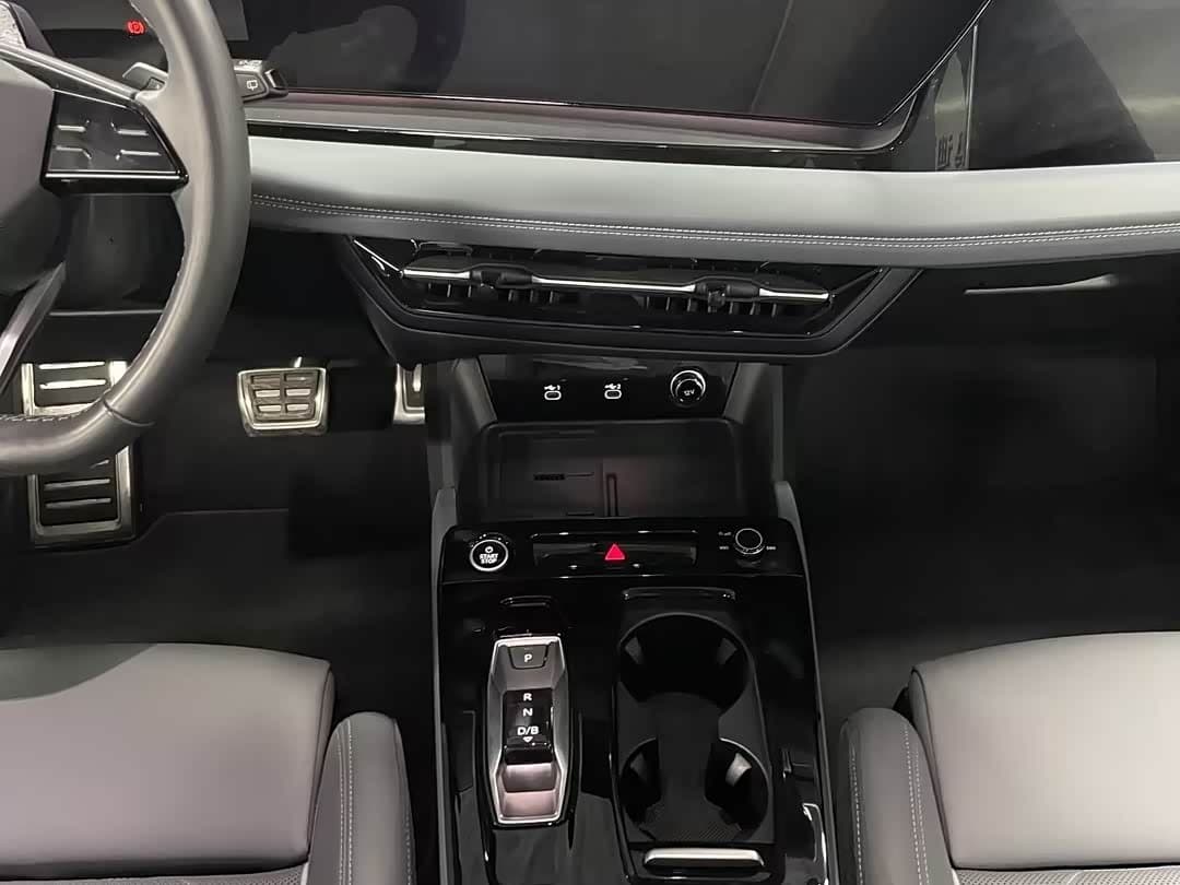 2025 Audi Q6L e-tron 银灰色, 8,000 km, China export – photo 9