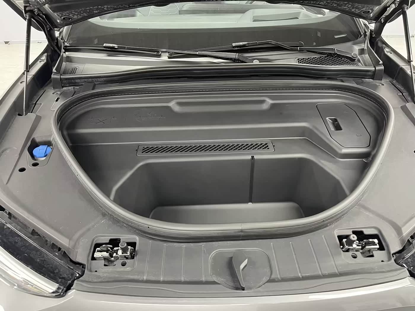 2025 Audi Q6L e-tron 银灰色, 8,000 km, China export – photo 14