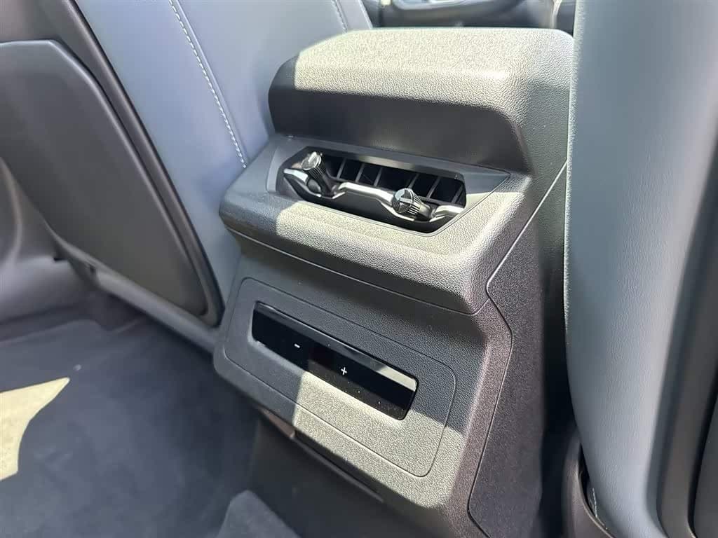 2025 Audi Q6L e-tron 银灰色, 11,200 km, China export – photo 16