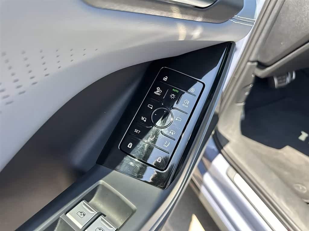 2025 Audi Q6L e-tron 银灰色, 11,200 km, China export – photo 12