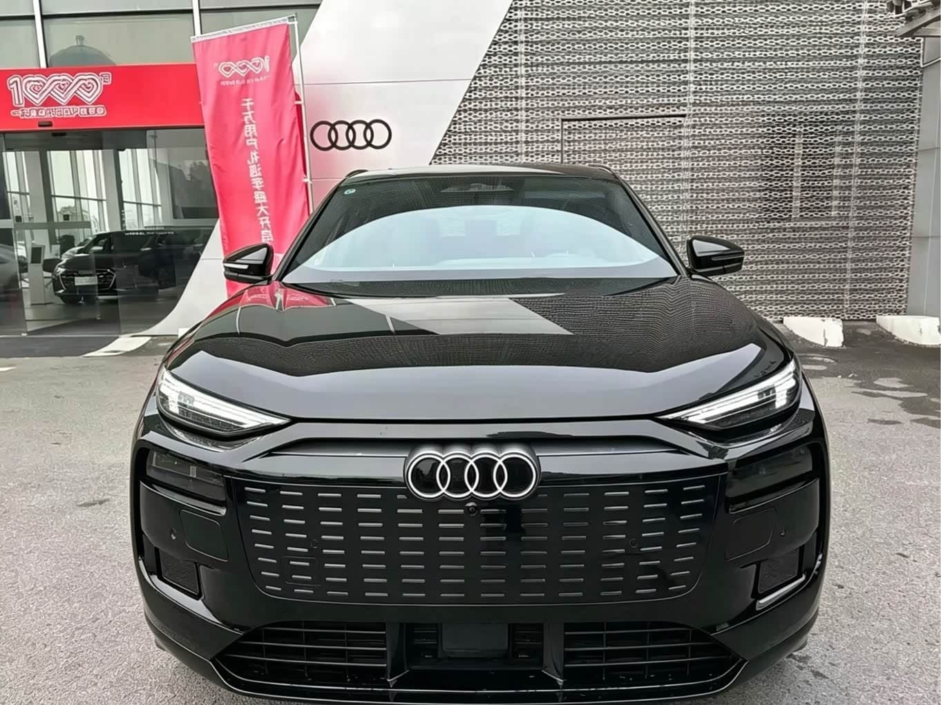 2025 Audi Q6L e-tron Black, 9,000 km, China export – photo 2