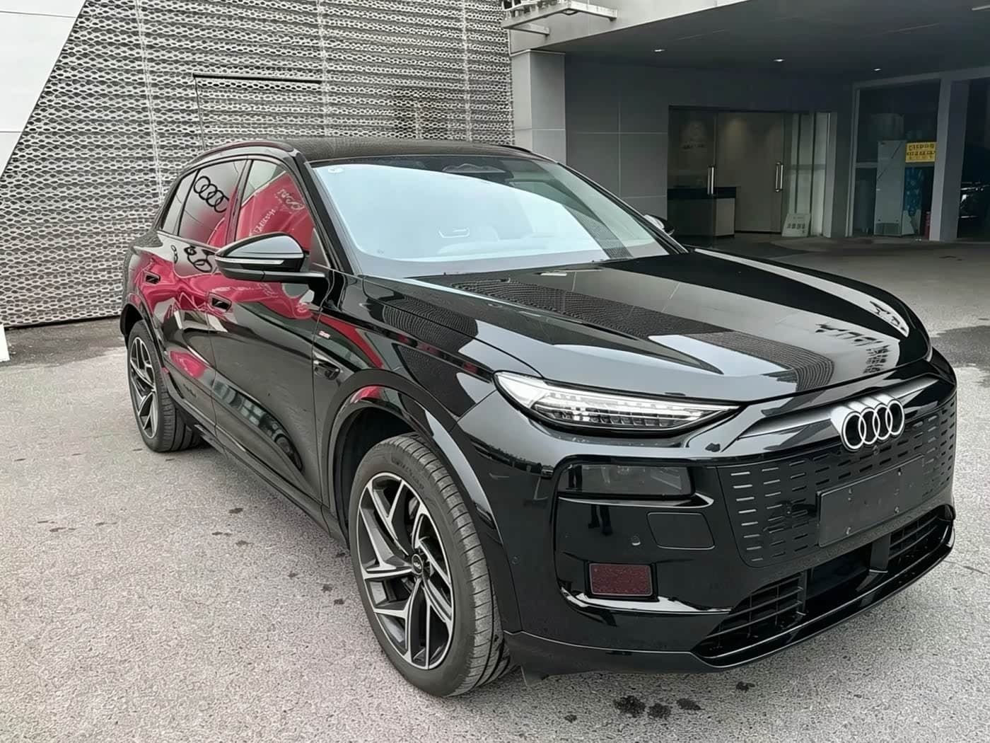 2025 Audi Q6L e-tron Black, 9,000 km, China export – photo 3