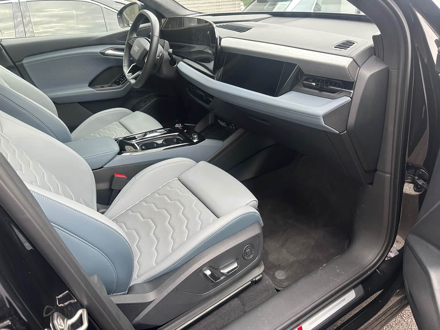 2025 Audi Q6L e-tron Black, 9,000 km, China export – photo 4