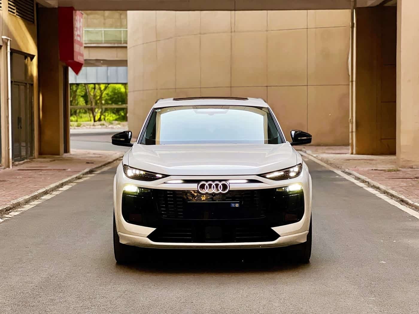 2025 Audi Q6L e-tron White, 10,000 km, China export – photo 2