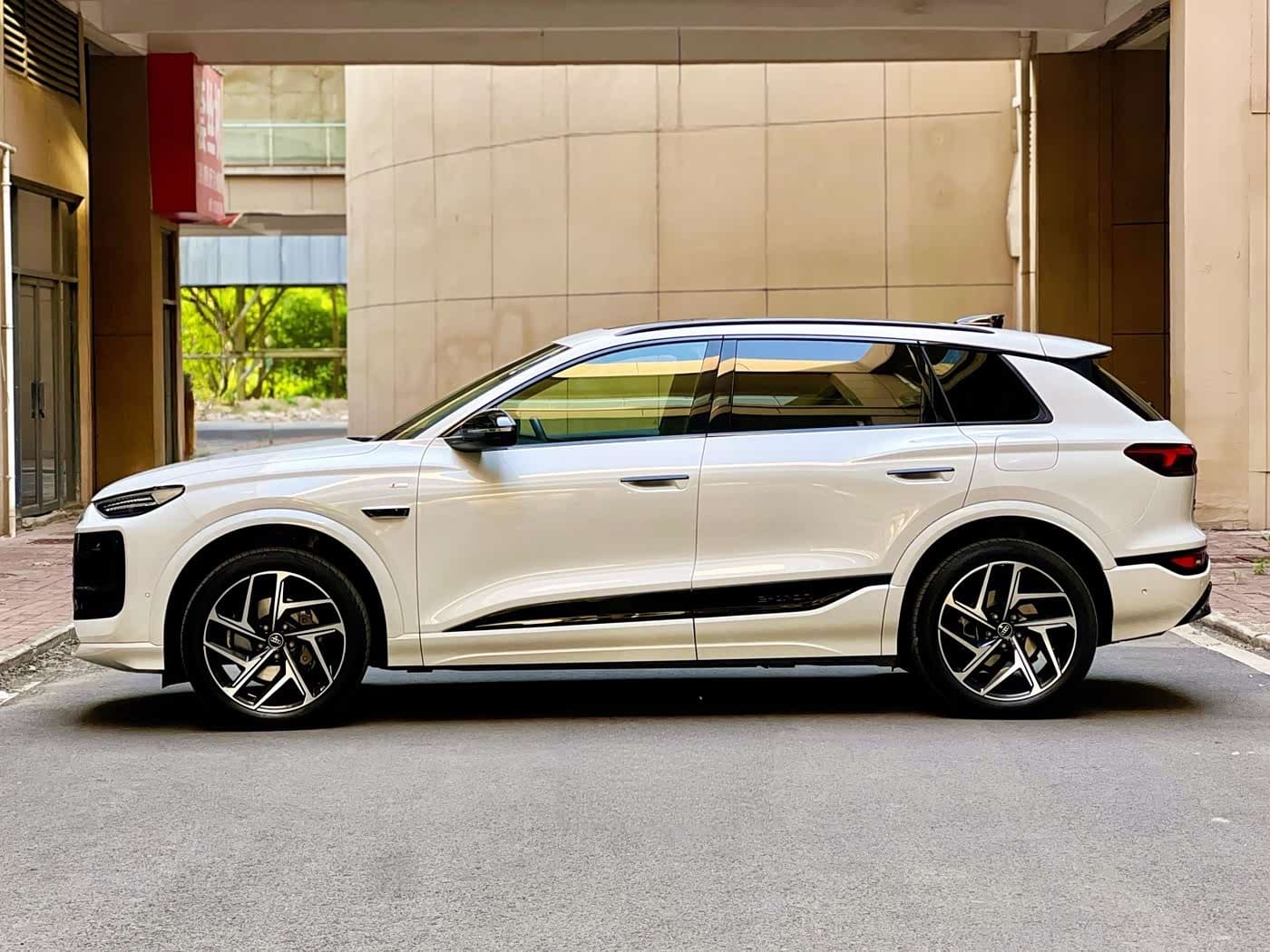 2025 Audi Q6L e-tron White, 10,000 km, China export – photo 4