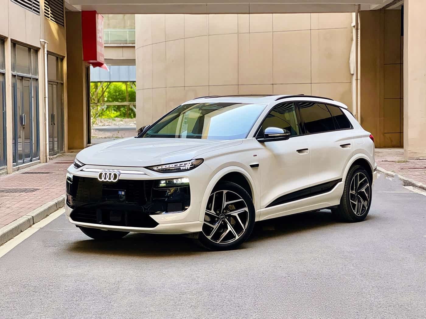 2025 Audi Q6L e-tron White, 10,000 km, China export – photo 1