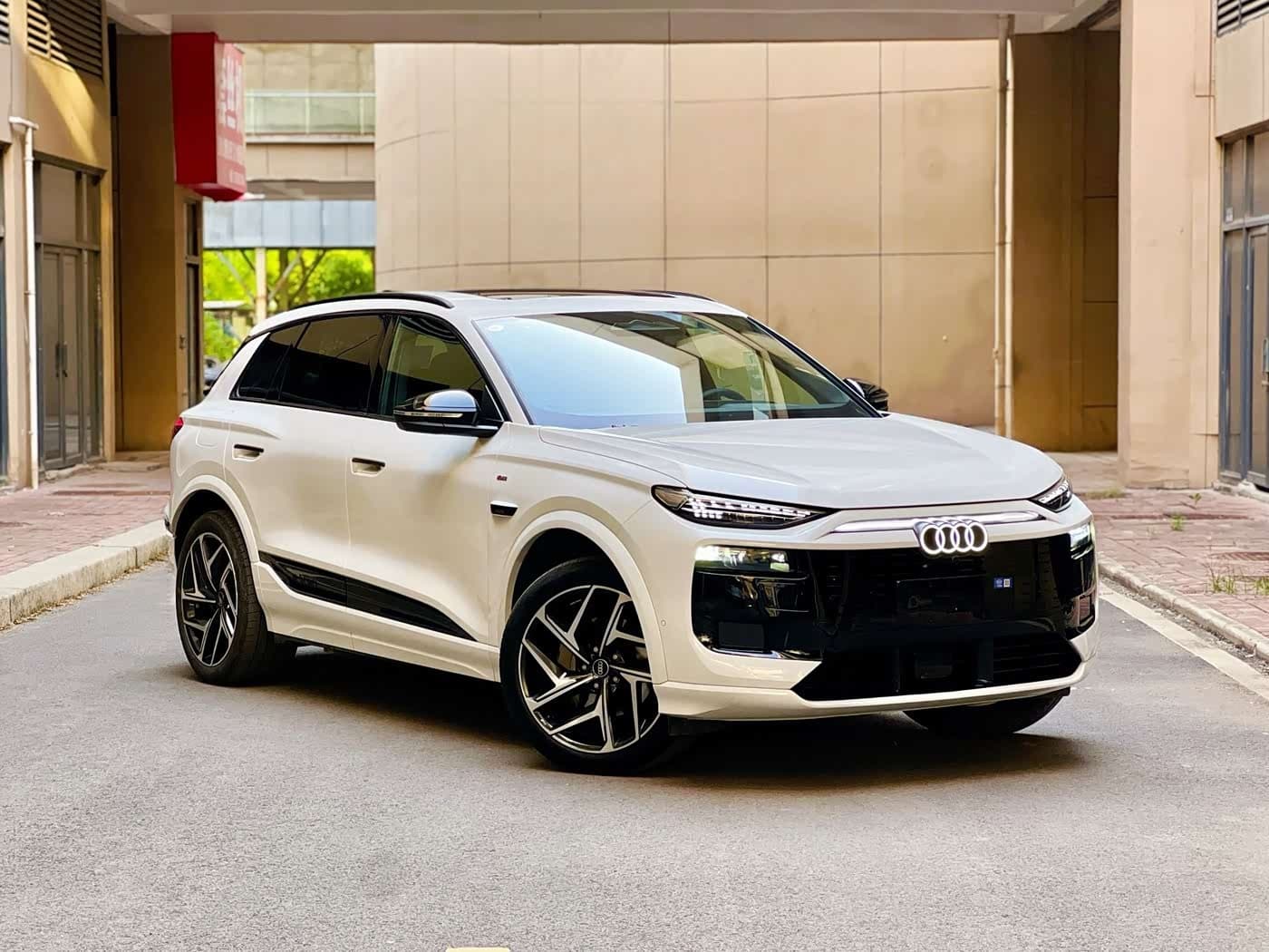 2025 Audi Q6L e-tron White, 10,000 km, China export – photo 3