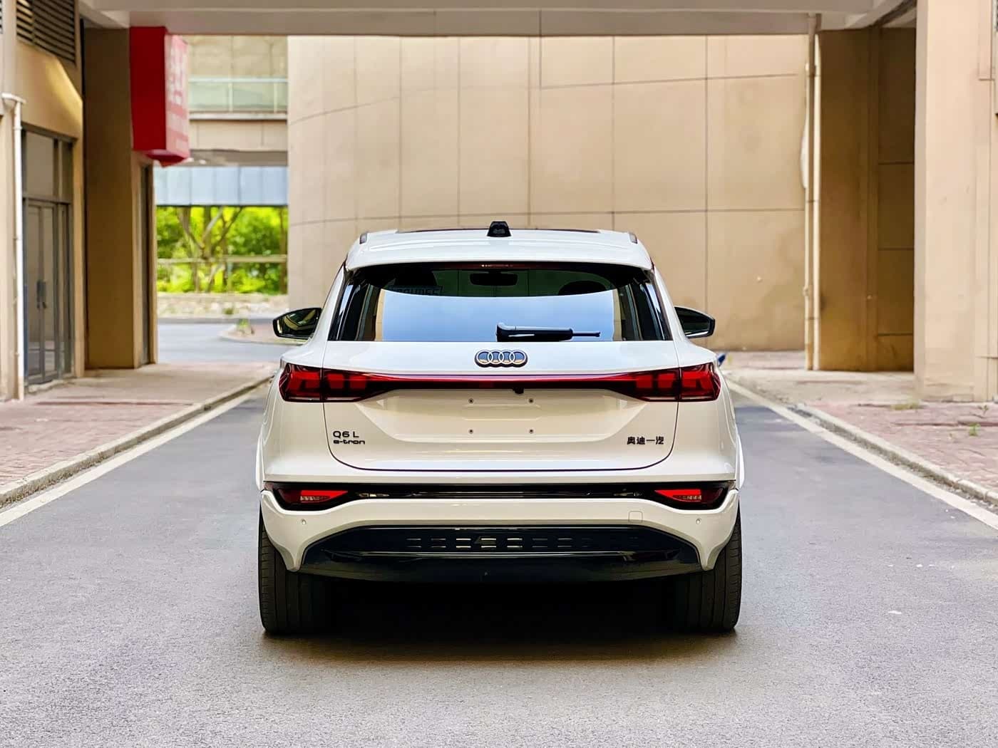 2025 Audi Q6L e-tron White, 10,000 km, China export – photo 17