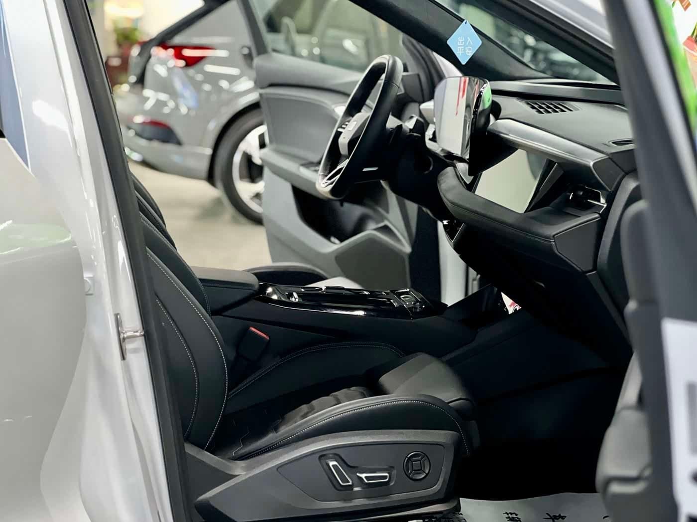 2025 Audi Q6L e-tron White, 10,000 km, China export – photo 14
