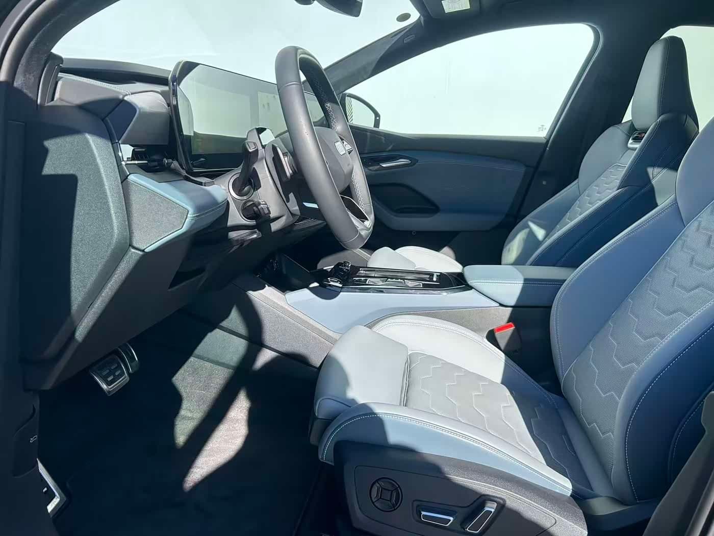 2025 Audi Q6L e-tron Black, 4,600 km, China export – photo 5