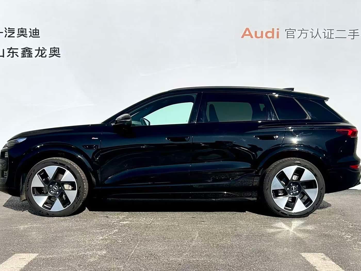 2025 Audi Q6L e-tron Black, 4,600 km, China export – photo 3