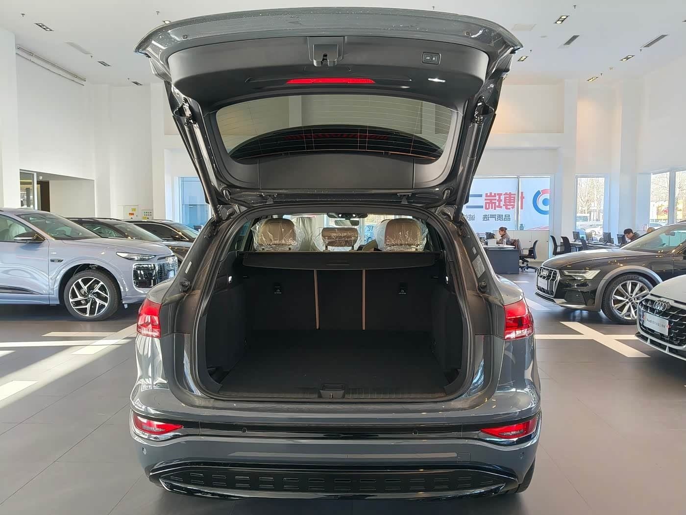 2025 Audi Q6L e-tron 银灰色, 30 km, China export – photo 9