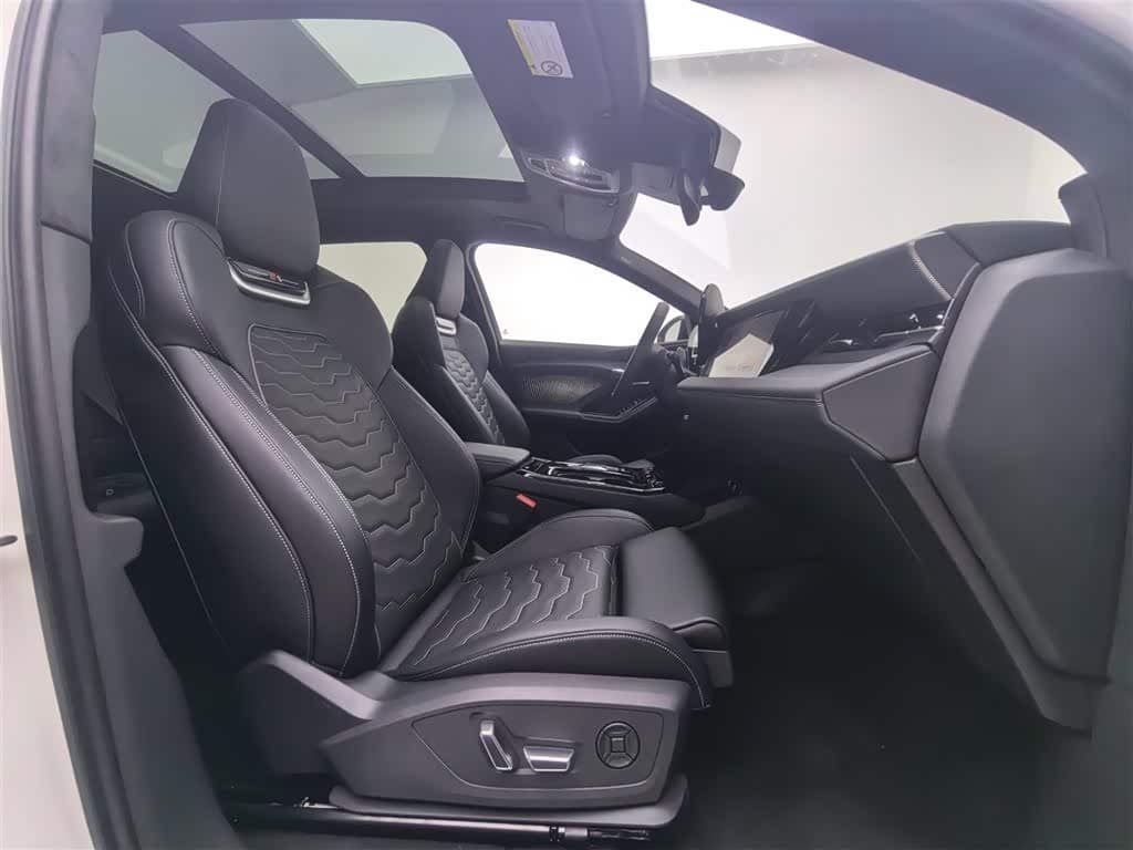 2025 Audi Q6L e-tron White, 12,000 km, China export – photo 10