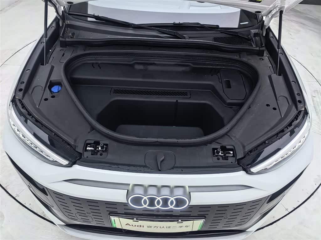 2025 Audi Q6L e-tron White, 12,000 km, China export – photo 19