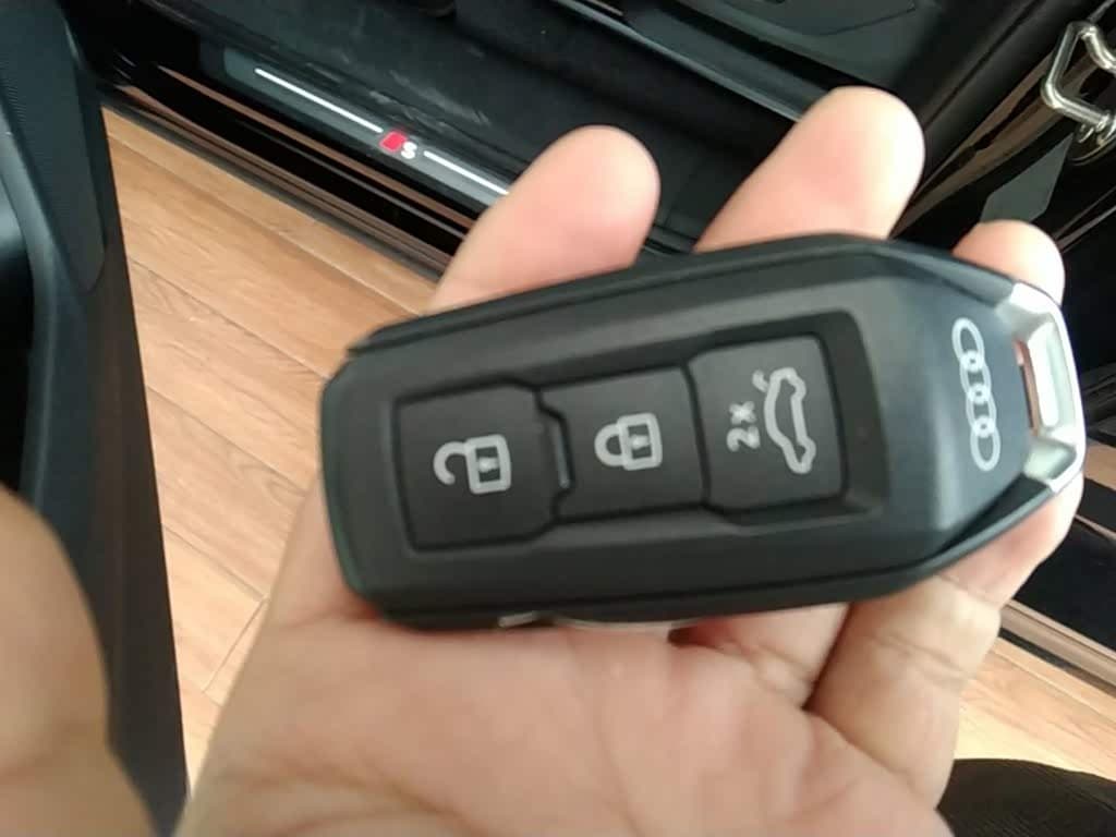 2025 Audi Q6L e-tron Black, 10,900 km, China export – photo 9